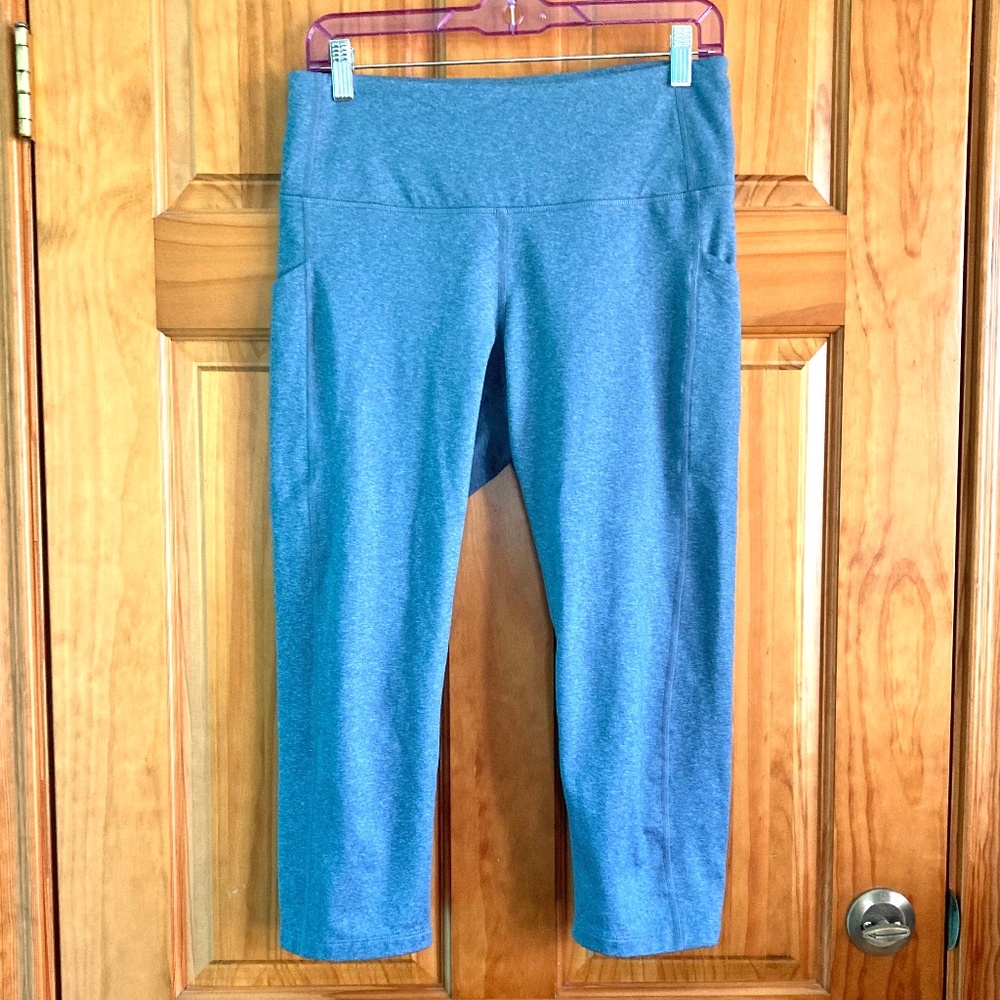 Women’s size medium Old Navy Active high rise capri leggings with side pockets